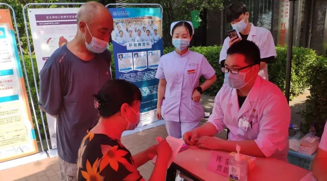 高溫酷暑難耐，鄭州西區(qū)中醫(yī)院黨員下社區(qū)義診不停歇！