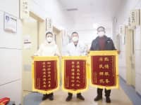 雪再大，也阻擋不了感謝的腳步！一次送來三面錦旗表謝意……