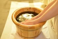 人老腳先衰，冬季5大泡腳方，讓你越泡越長壽！
