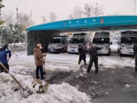 風雪中守護，鄭西職工掃雪除冰，保障就醫(yī)安全