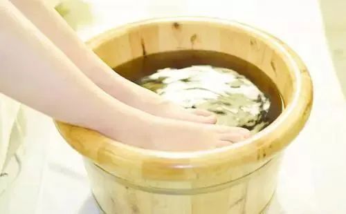 這樣泡腳，看似養(yǎng)生實則傷身！中醫(yī)5個泡腳方法收藏好！