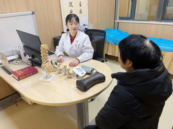 60歲大媽腰痛、背痛就醫(yī)，經(jīng)檢查竟是咳嗽引起，醫(yī)生：得引起重視！