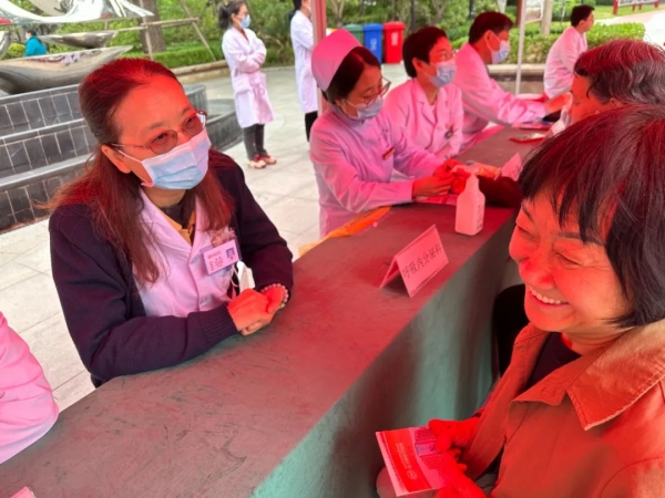 五四愛心匯聚，鄭西專家進(jìn)社區(qū)共繪健康藍(lán)圖