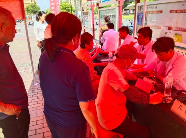 義診助力快樂成長，六一共度健康時(shí)光：鄭州西區(qū)中醫(yī)院開展“六一”兒童節(jié)進(jìn)社區(qū)義診活動(dòng)